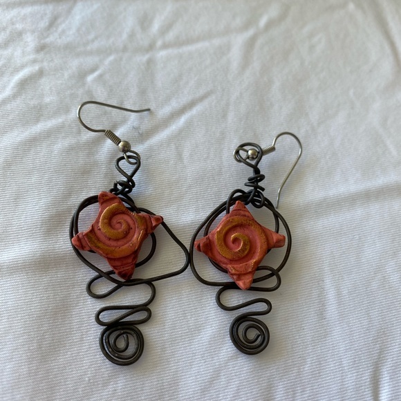 Fimo/Wire sculptured earrings - Picture 3 of 3